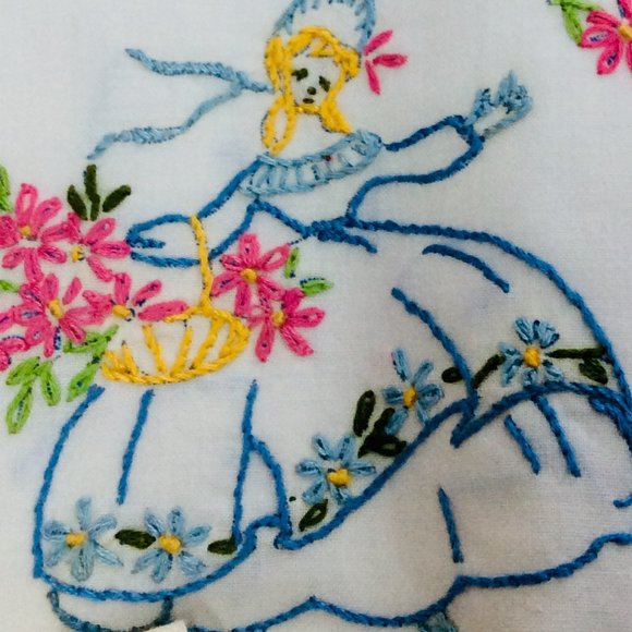 Vintage Hand Embordered Pillowcases Napkins and Table runner. - Picture 3 of 10